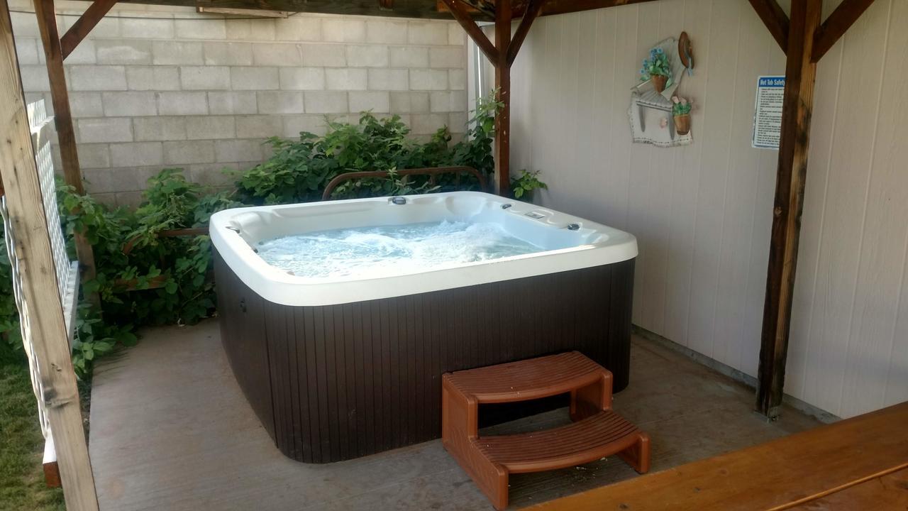 Hot Tub And Grandma'S Cottage, Charming And Nostalgic Blanding Exterior foto